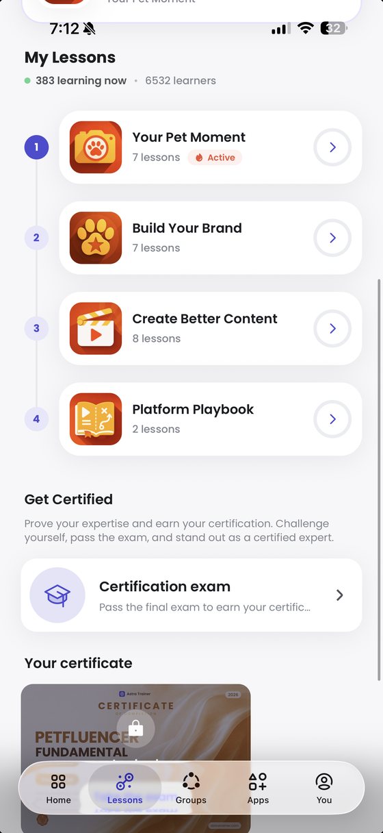 Il corso Petfluencer dentro l'app Astra Trainer, con i moduli Il tuo momento con il tuo animale, Costruisci il tuo brand, Crea contenuti migliori e Manuale delle piattaforme